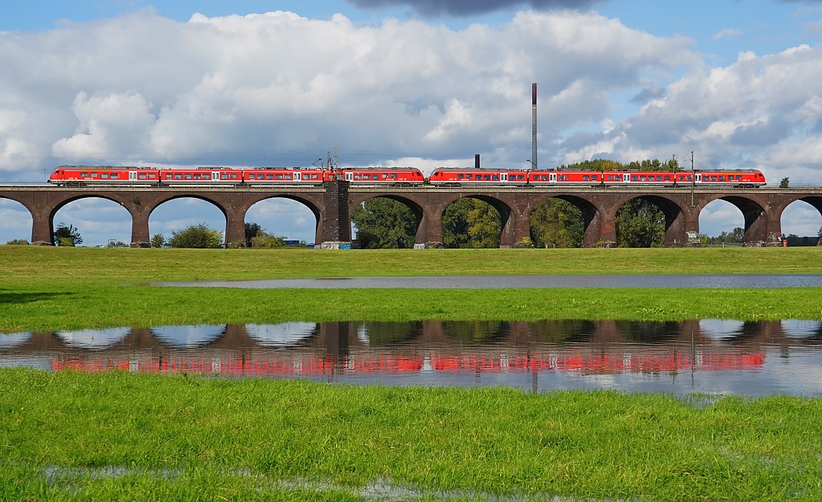 Seitenansicht des 1428-Doppels von der vorherigen Aufnahme mit dem RE 42  Niers-Haardt-Express  am 12.10.2024 auf den Vorlandbr�cken der Duisburg-Hochfelder Rheinbr�cke 