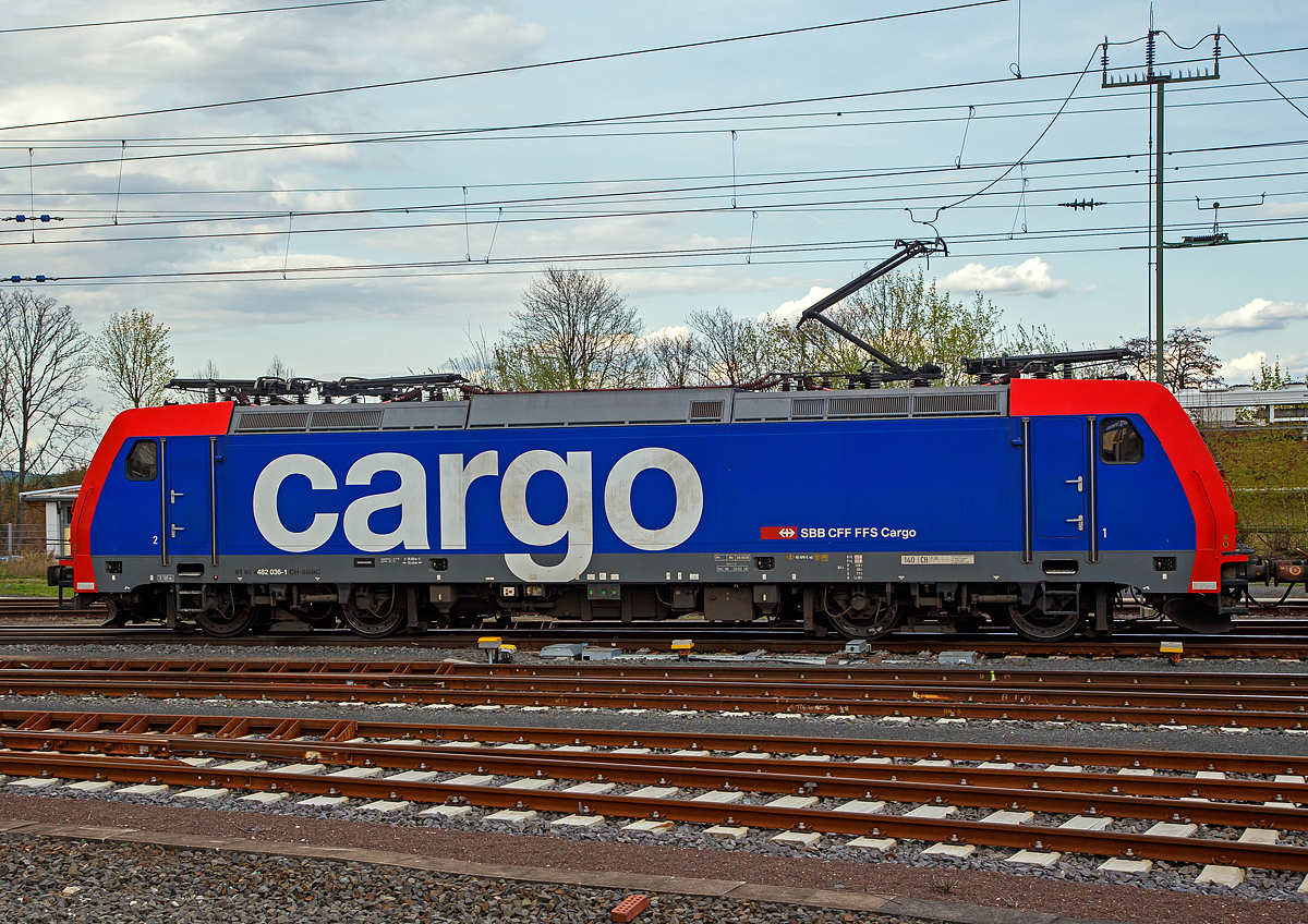Seitenportrait.....
Die Re 482 036-1 (91 85 4482 036-1 CH-SBBC) der SBB Cargo fährt am 14.04.2018 mit einem Containerzug (nicht im Bild) durch Friedberg (Hessen) in Richtung Norden. 

Die Bombardier TRAXX F140 AC2 (Re 482 der zweiten Bauserie) wurde 2005 von Bombardier in Kassel unter der Fabriknummer 33776 gebaut und als Re 482 036-1 an die SBB Cargo geliefert. 2020 wurde sie an die Nordic Re-finance AB (Schweden) verkauft.
