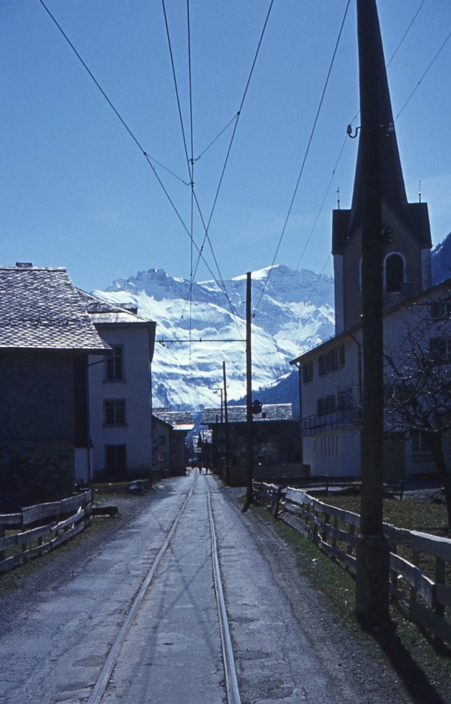 Sernftalbahn: Blick auf die Strecke in Matt, 13.April 1967. 