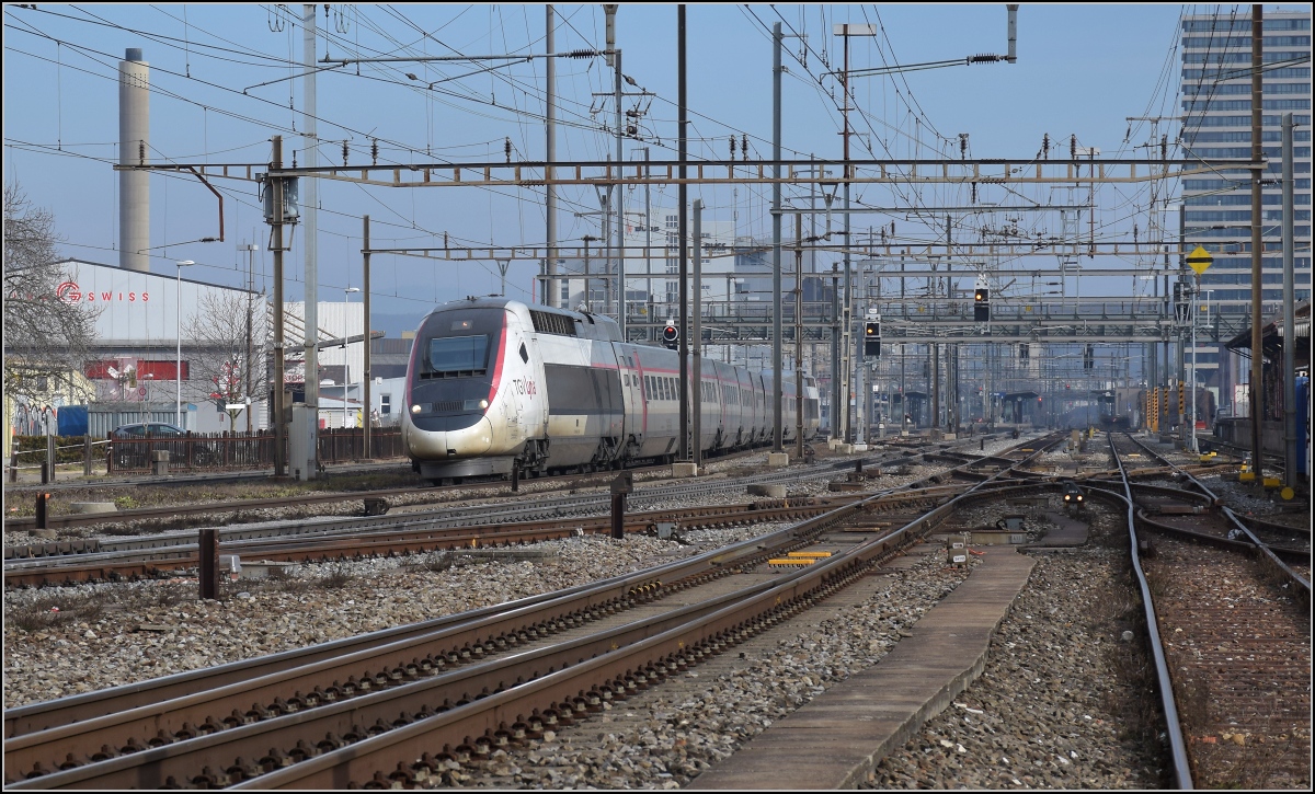 Sieht verboten aus, ist aber ganz normal von der Strasse aufgenommen. TGV Lyria 4416 in Pratteln, Februar 2017.
