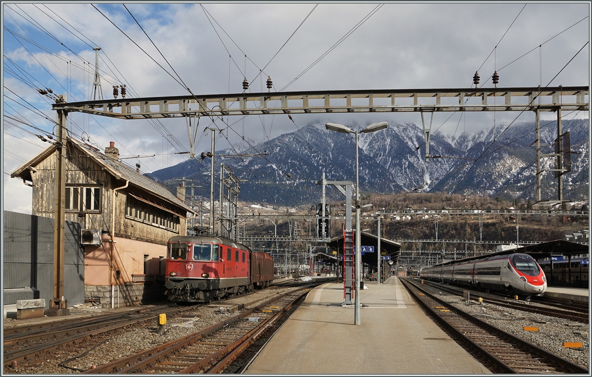 Simplon-Transit-Verkehr in Brig: Links ein Güterzug von Italien nach Frankreich und rechts wartet der EC 57 von Basel nach Milano auf die Abfahrt.
19. Feb. 2016