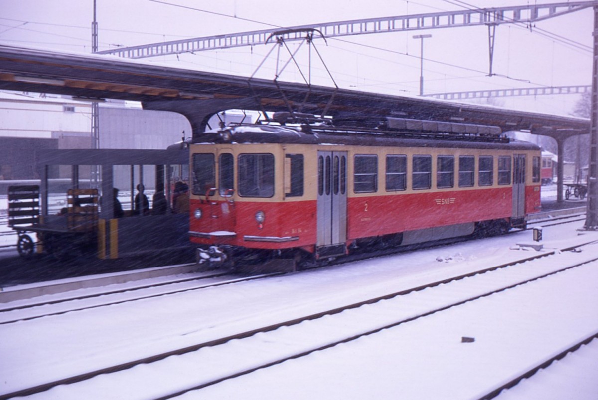 SNB Triebwagen 84 wartet im Schneegest�ber des 18.November 1968 in Langenthal. 