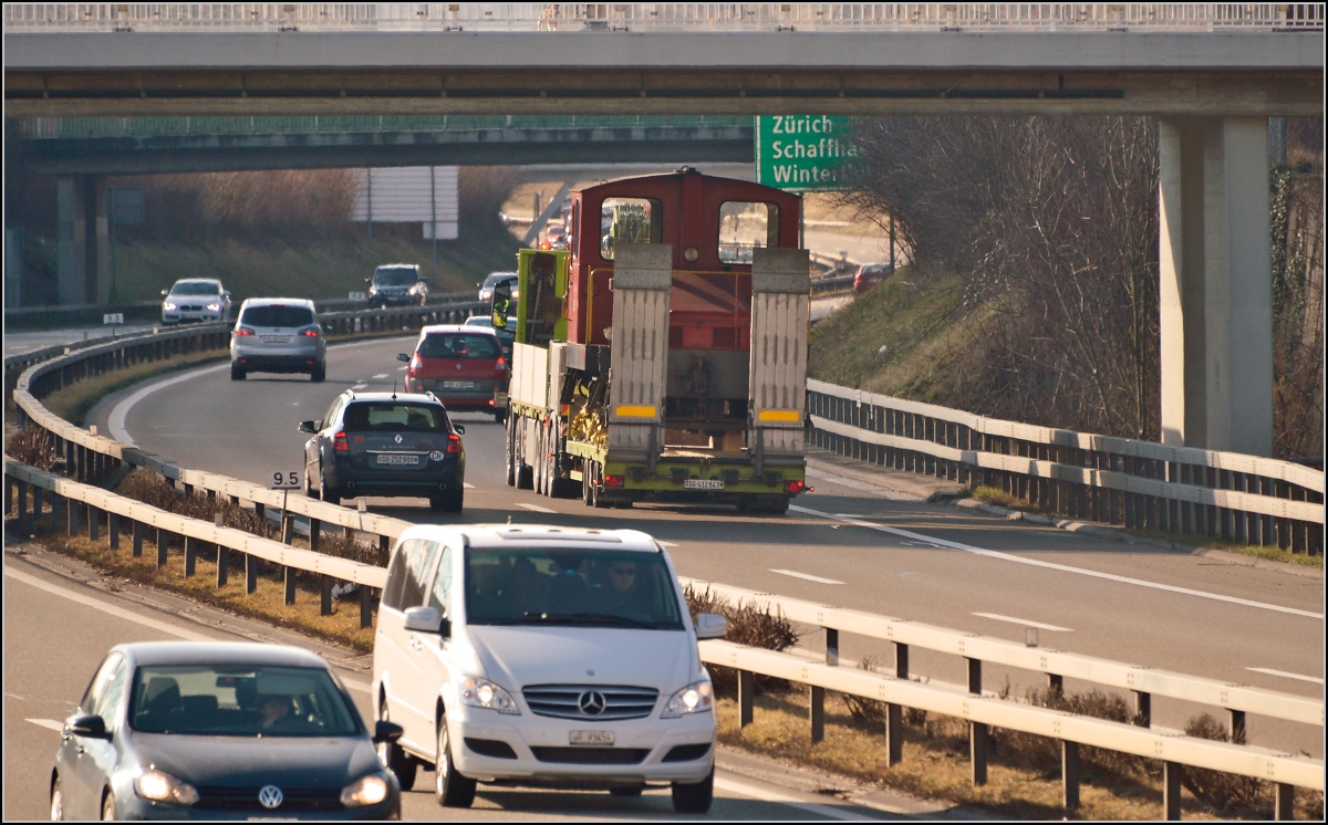 Spitzmaus auf Reisen. 

Schienentraktor Tm I Nr. 477 auf verlässt sein vorübergehendes Zuhause in Frauenfeld, um in Sargans ein neues Einsatzfeld zu finden. Um den Erhalt kümmert sich IG Schiene Schweiz. Februar 2014.