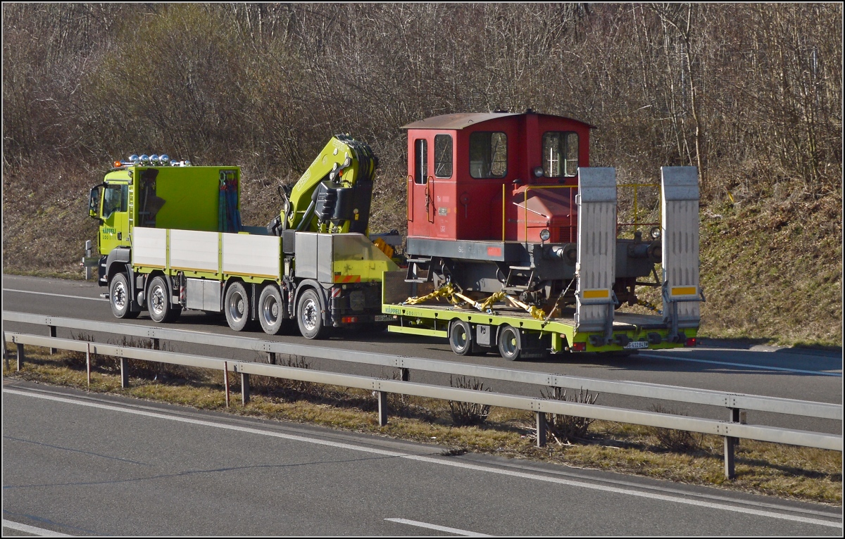 Spitzmaus auf Reisen. 

Schienentraktor Tm I Nr. 477 auf verlässt sein vorübergehendes Zuhause in Frauenfeld, um in Sargans ein neues Einsatzfeld zu finden. Um den Erhalt kümmert sich IG Schiene Schweiz. Februar 2014.