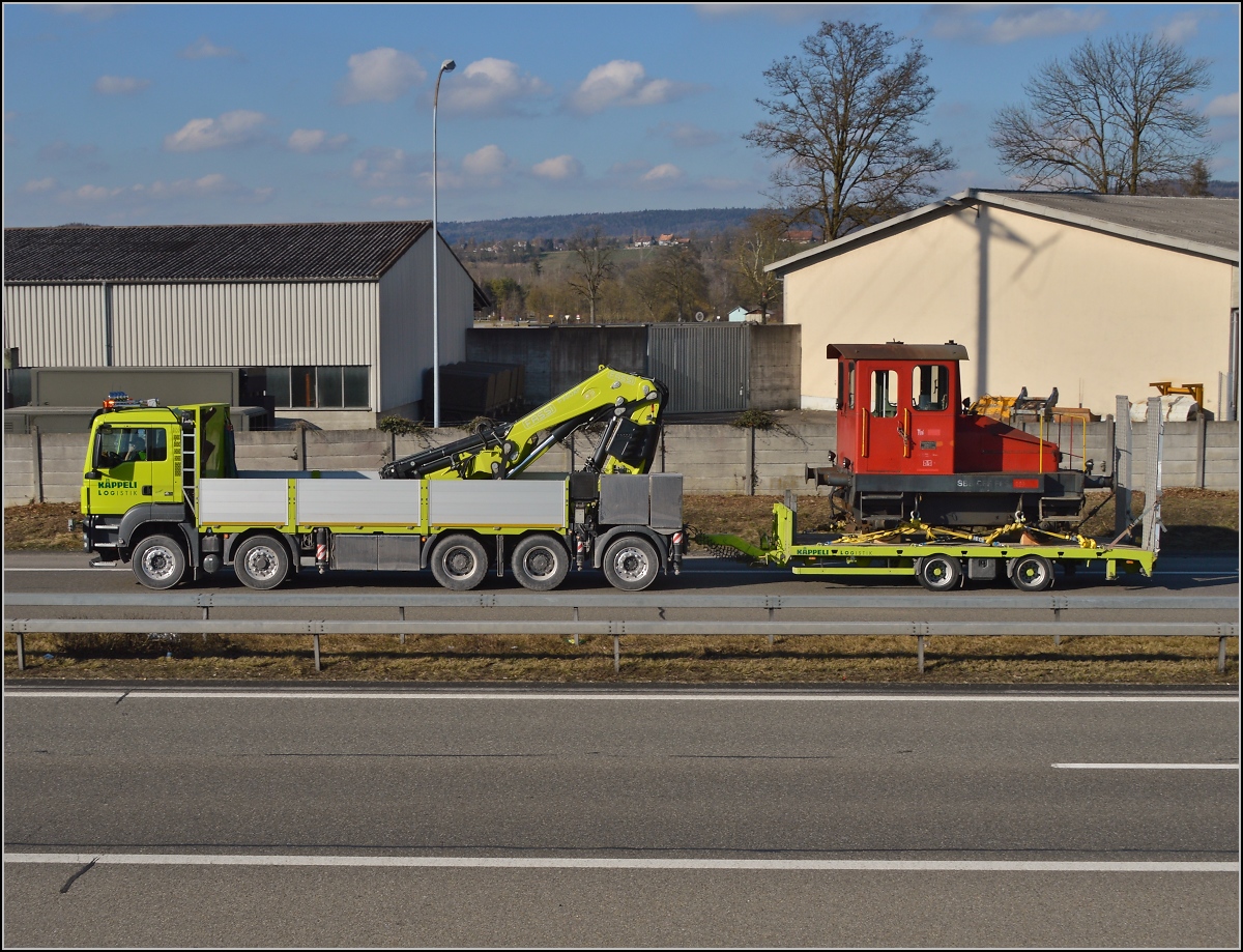 Spitzmaus auf Reisen. 

Schienentraktor Tm I Nr. 477 auf verlässt sein vorübergehendes Zuhause in Frauenfeld, um in Sargans ein neues Einsatzfeld zu finden. Um den Erhalt kümmert sich IG Schiene Schweiz. Februar 2014.
