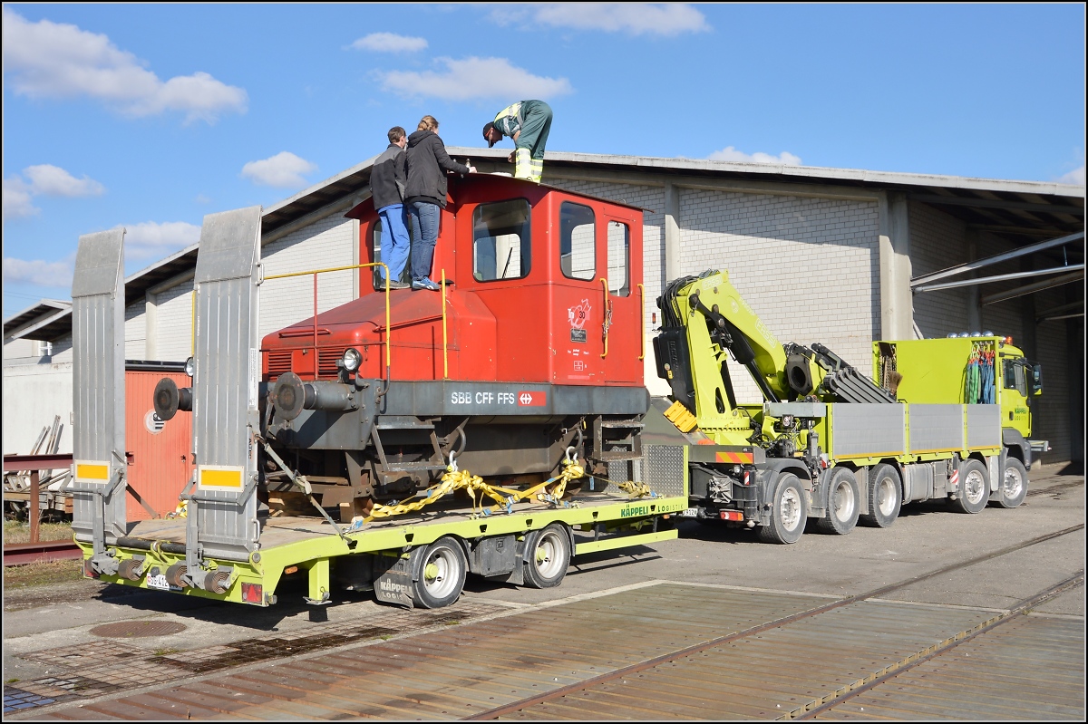Spitzmaus auf Reisen. 

Schienentraktor Tm I Nr. 477 auf verlässt sein vorübergehendes Zuhause in Frauenfeld, um in Sargans ein neues Einsatzfeld zu finden. Um den Erhalt kümmert sich IG Schiene Schweiz. Februar 2014.
