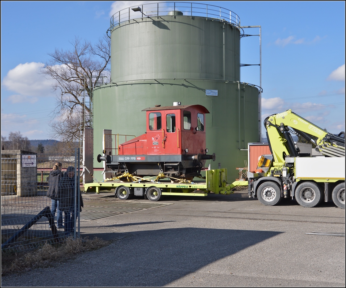 Spitzmaus auf Reisen. 

Schienentraktor Tm I Nr. 477 auf verlässt sein vorübergehendes Zuhause in Frauenfeld, um in Sargans ein neues Einsatzfeld zu finden. Um den Erhalt kümmert sich IG Schiene Schweiz. Februar 2014.