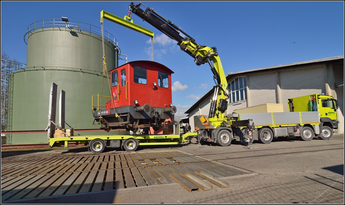 Spitzmaus auf Reisen. 

Schienentraktor Tm I Nr. 477 auf verlässt sein vorübergehendes Zuhause in Frauenfeld, um in Sargans ein neues Einsatzfeld zu finden. Um den Erhalt kümmert sich IG Schiene Schweiz. Februar 2014.
