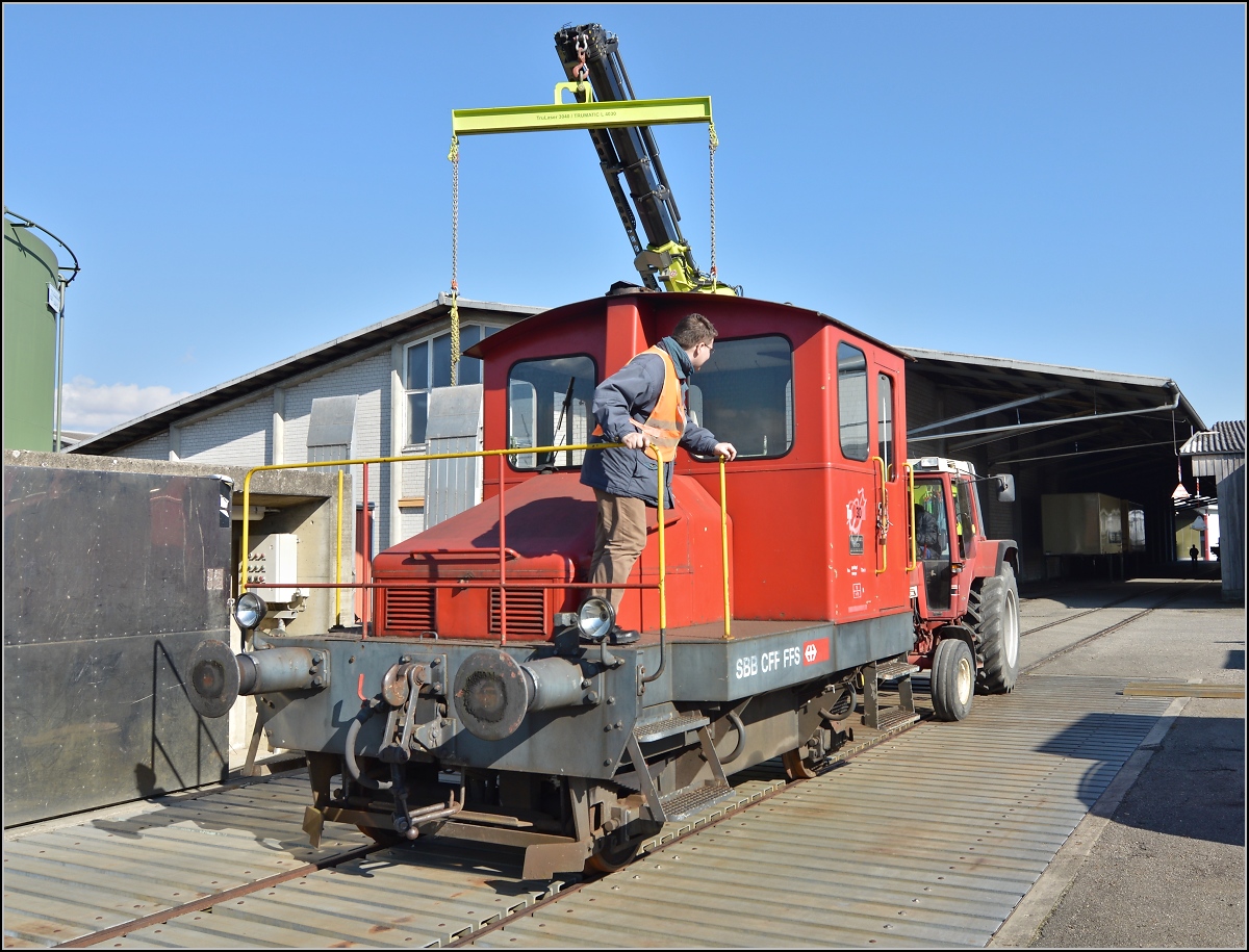 Spitzmaus auf Reisen. 

Schienentraktor Tm I Nr. 477 auf verlässt sein vorübergehendes Zuhause in Frauenfeld, um in Sargans ein neues Einsatzfeld zu finden. Um den Erhalt kümmert sich IG Schiene Schweiz. Februar 2014.