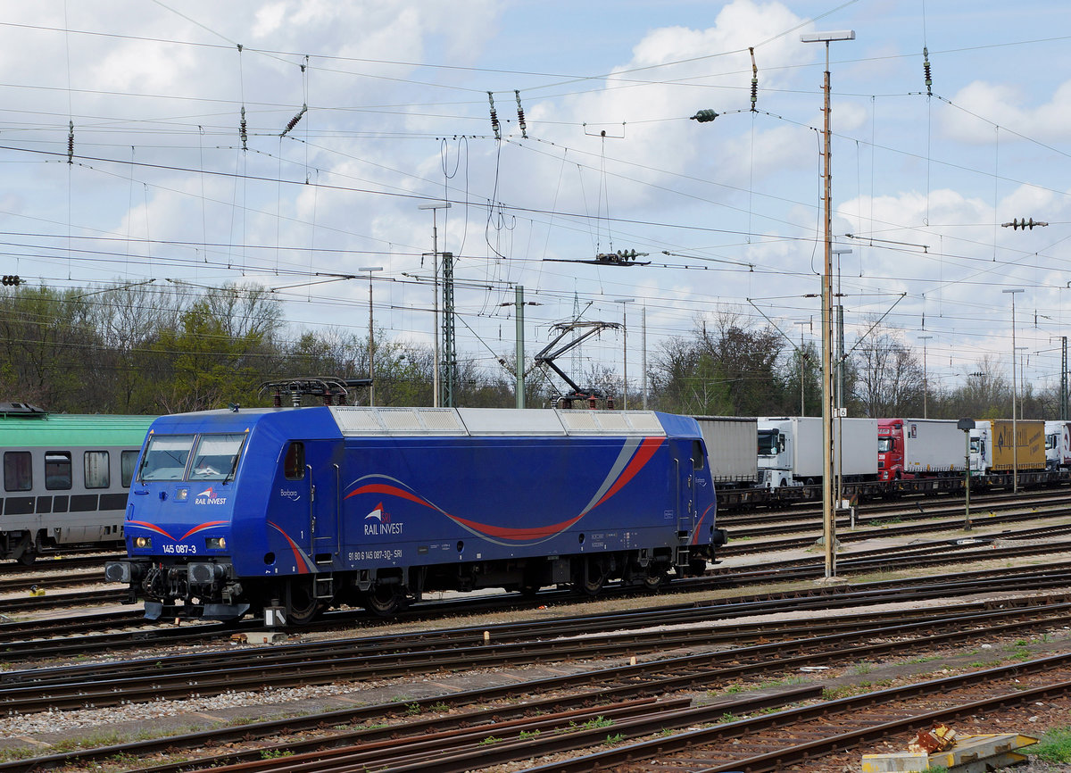 SRI RAIL INVEST/MThB: Die blaue BARBARA 145 087-3 von SRI RAIL INVEST ehemals MThB  LOKOOP  Re 486 in Weil am Rhein am 14. April 2016.
Foto: Walter Ruetsch 