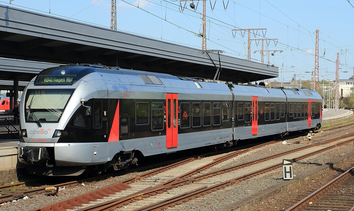 Stadler Flirt im Ruhrpott: Neben den DB-Flirt 3 kommen auch die Abelio-Flirt als RB 40 aus Hagen nach Essen, am 15.04.2015 wartet ET 23 2109 auf Fahrg�ste. 