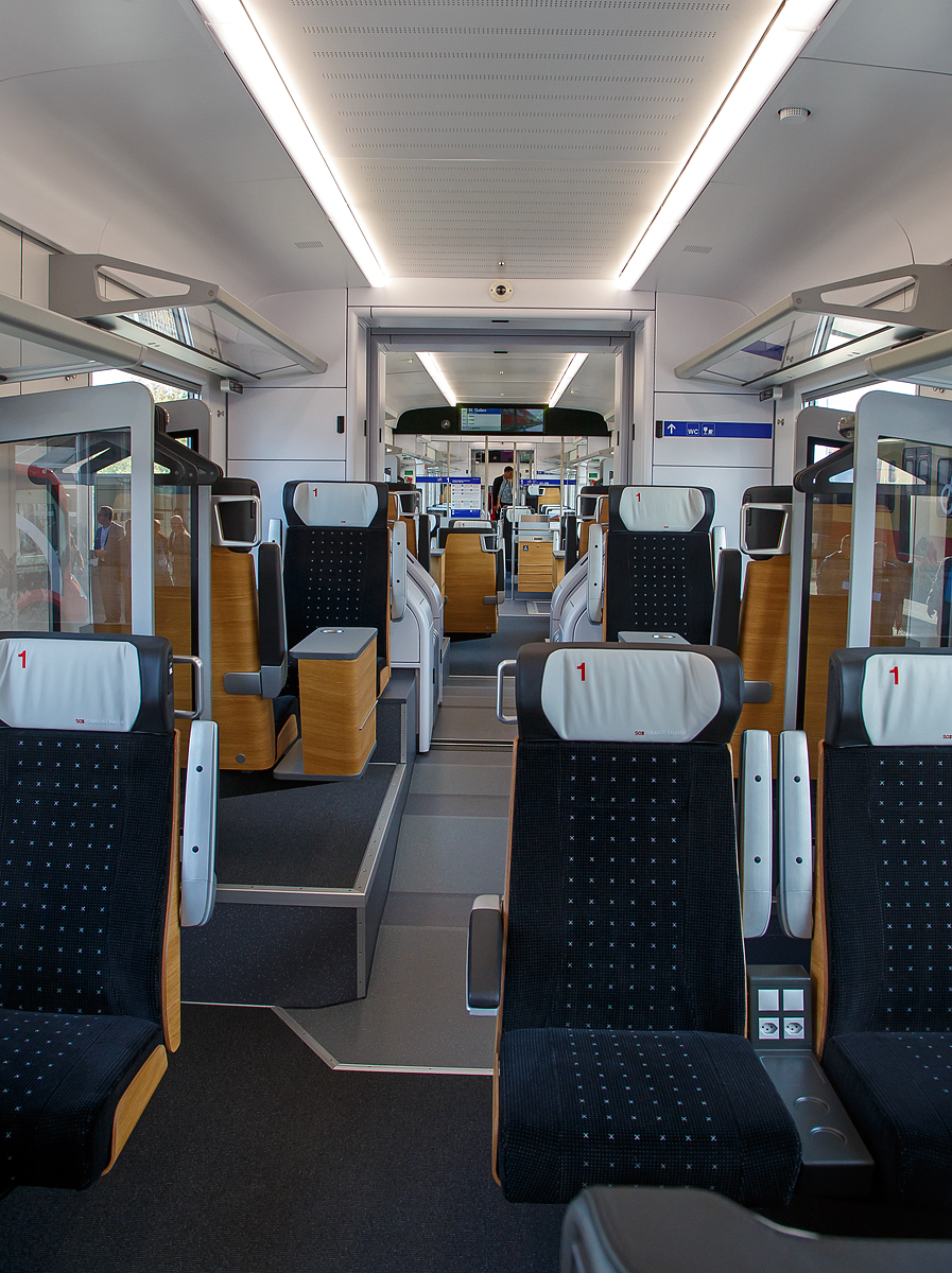 Stadler präsentierte auf der InnoTrans 2018 (hier 18.09.2018) in Berlin den neuen für die SOB (Südostbahn) bestimmten 8-teiligen elektrischen Stadler FLIRT 3 – Traverso (94 85 7 526 101-1 CH-SOB / 201-9).

Hier der Innenraum.
