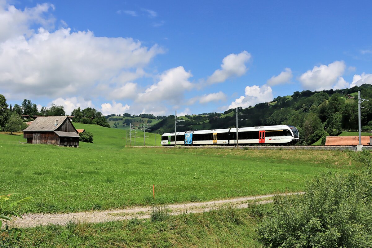 St.Galler S-Bahn Linie S2 (Altstätten SG - St.Gallen - Nesslau Neu St.Johann): Thurbo GTW 2/8 804 nähert sich dem Ende der Strecke in Nesslau Neu St.Johann, 9.Juli 2021 