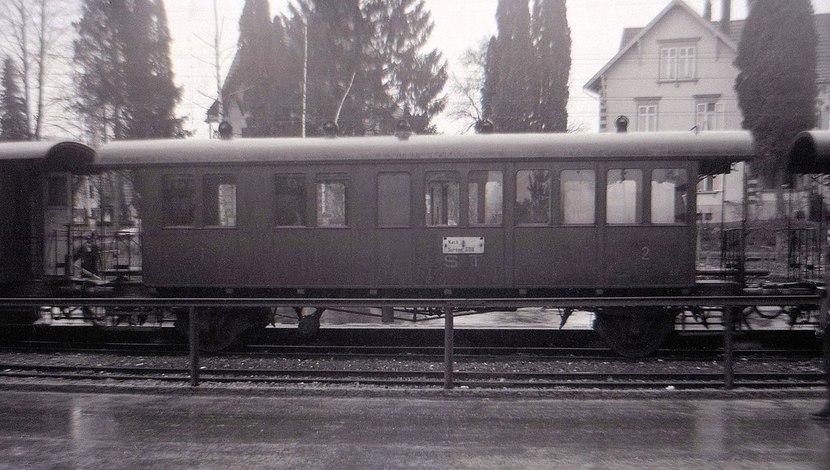 Sursee Triengen Bahn (Regelbetrieb): Dieser kleine Wagen hat Erst- und Zweitklass-Abteile. 21.M�rz 1965. 