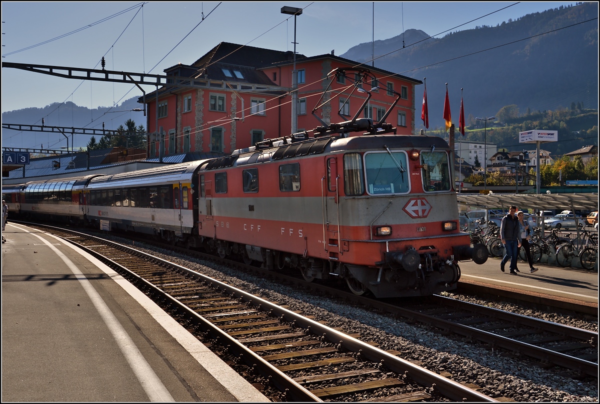 Swiss Express Re 4/4 II 11108 mit einem Interregio in Arth-Goldau. Oktober 2014.