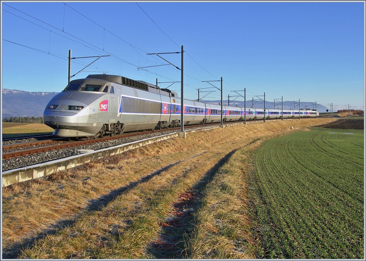 TGV Lyria unterwegs nach Paris in der weiten 180 Grad Kurve oberhalb von Arnex.
23. Jan. 2008