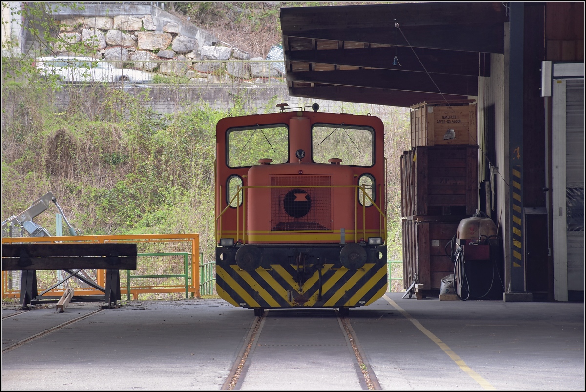 Tm 237 935 (1964 Henschel 30874) in der Papierfabrik Grellingen.

1964 an die Firma Merck in Darmstadt ausgeliefert, gelangte die Lok 1993 �ber einen Zwischenh�ndler nach Schweizerhalle zur Chemischen Fabrik und 2003 zum Lok Service Burkhardt. Ab 2008 war er in der Papierfabrik Ziegler in Grellingen t�tig.

April 2017.