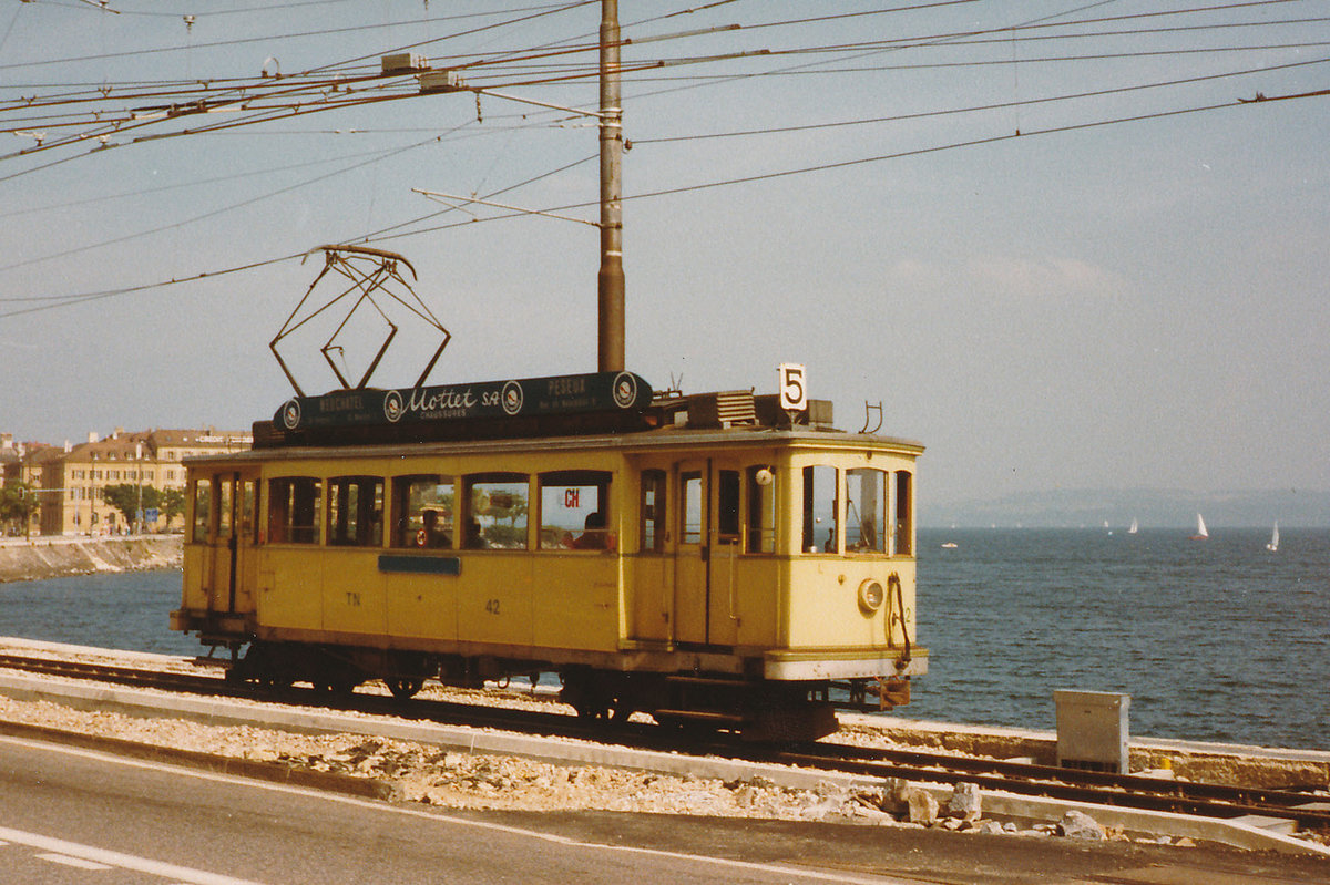 TN/TRN: Seeuferpromenade des Triebwagens 42 in Neuch�tel im Juni 1981.
Foto: Walter Ruetsch 