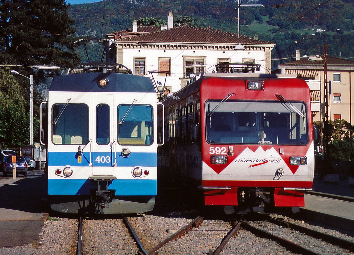 TPC/ASD/AOMC: Im Mai 2002 wurden die neuen Triebwagen von ASD und AOMC noch im alten TPC-Bahnhof Aigle aufgenommen. ASD Be 4/4 403, 1987 und AOMC Beh 4/8 592, 2001 auf die Abfahrten nach Les Diablerets und Champ�ry wartend.
Foto: Walter Ruetsch