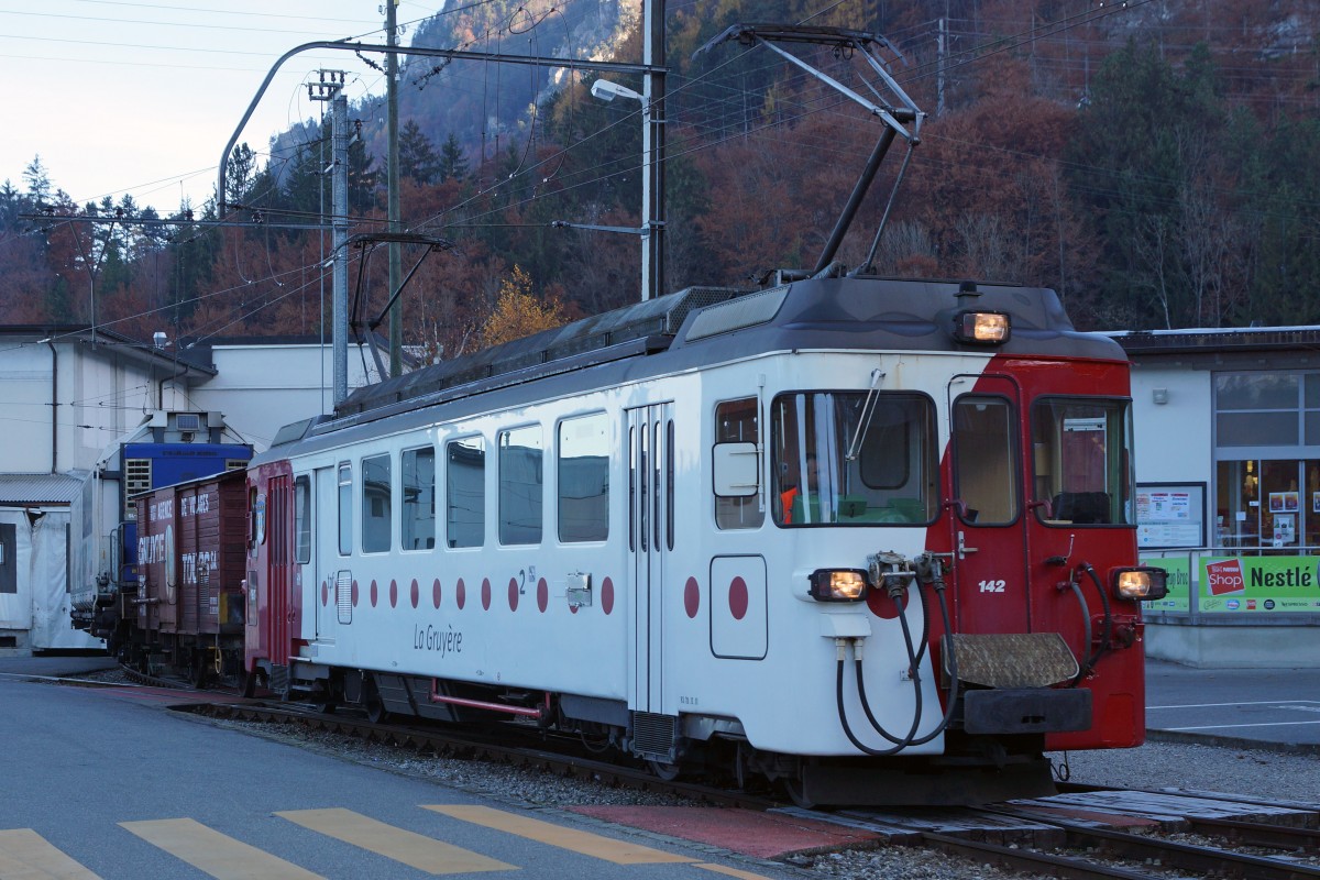 TPF: Bald Geschichte ist der BDe 4/4 142 im Rollbockverkehr Bulle - Broc Fabrique. Die Aufnahme entstand am 12. November 2015 bei einem Rangiermanöver in Broc. Mit der Inbetriebnahme der neuen Züge werden die Triebwagen BDe 4/4 141 bis 142 sowie die Be 4/4 151 bis 152 ausrangiert.
Foto: Walter Ruetsch