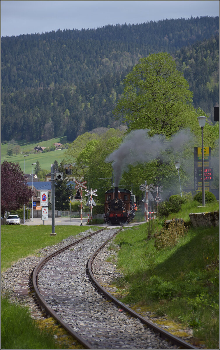 Train au fil de l'Areuse.

E 3/3 5811 fährt am ungesicherten Bahnübergang in Fleurier weiter. Mai 2024.