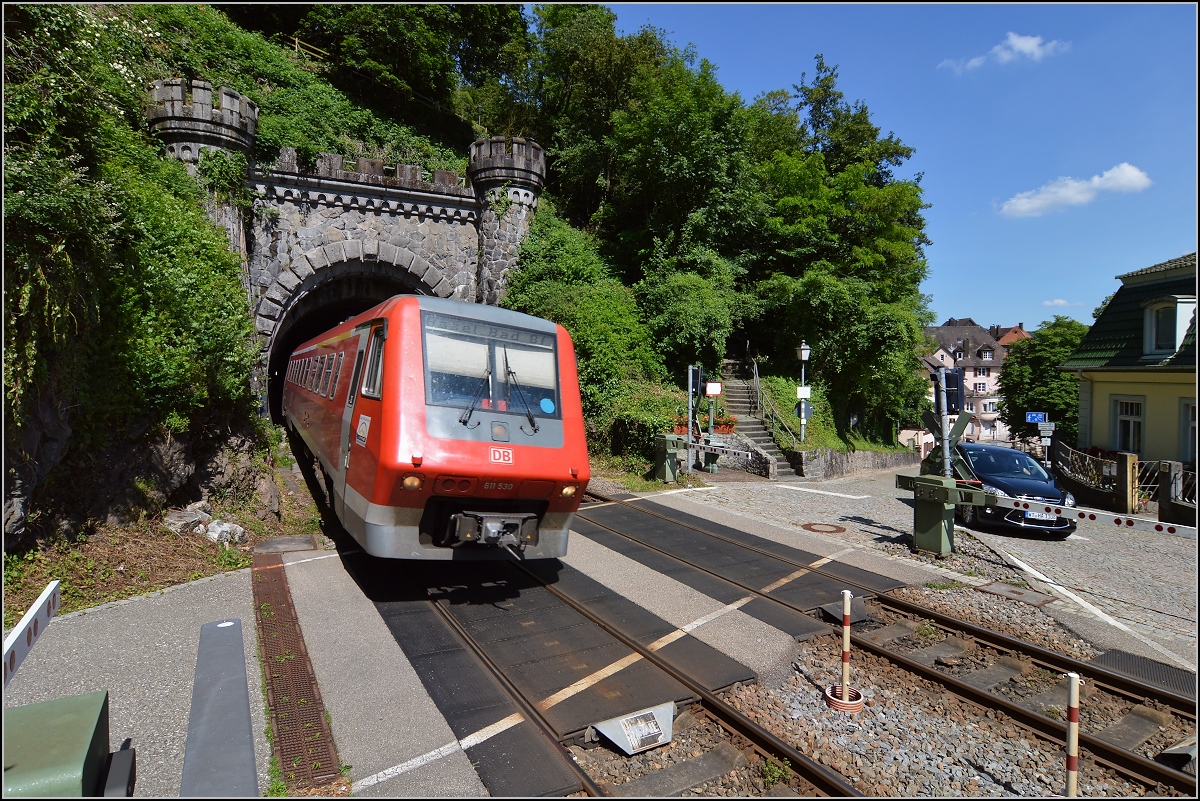 Traktionswandel am Hochrhein, der einzigen  Schweizer Dieselstrecke , die Schaffhausen mit Basel verbindet, sowie auch Rheinfelden AG, Stein-Säckingen.

611 030 verlässt den Rappensteintunnel in Laufenburg (Baden), Juni 2016. 