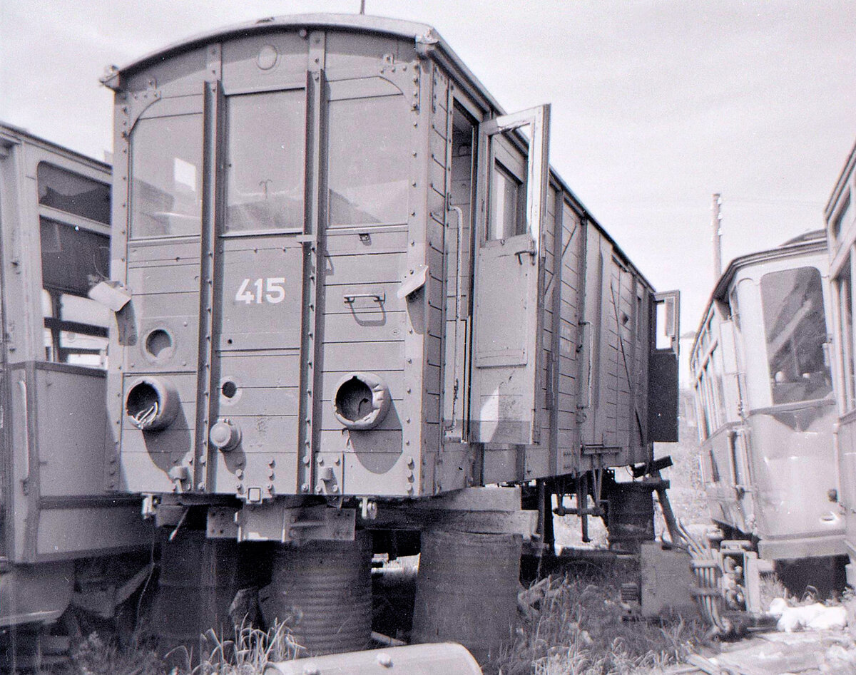 Tramway de Lausanne. Der Gütertriebwagen 415, wohl für die einstige Jorat-Linie, wartet bei Romont auf Abbruch, 1964  