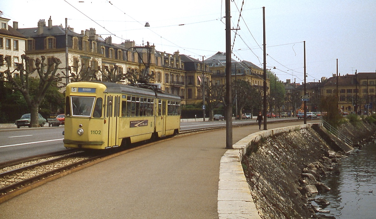 Tramway Neuchatelois: Auf dem Weg nach Boudry f�hrt Be 4/6 1102 direkt am Neuenburger See entlang (Mai 1980)