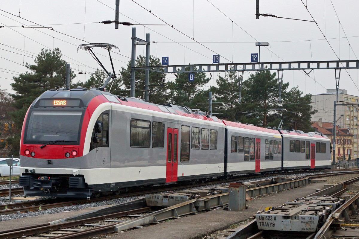 TRAVYS: Der neue Zug von Stadler Rail bestehend aus Be 4/4 3001 +AB 3031 + Be 4/4 3002 auf einer Probefahrt bei Yverdon les Bains am 12. November 2015.
Foto: Walter Ruetsch