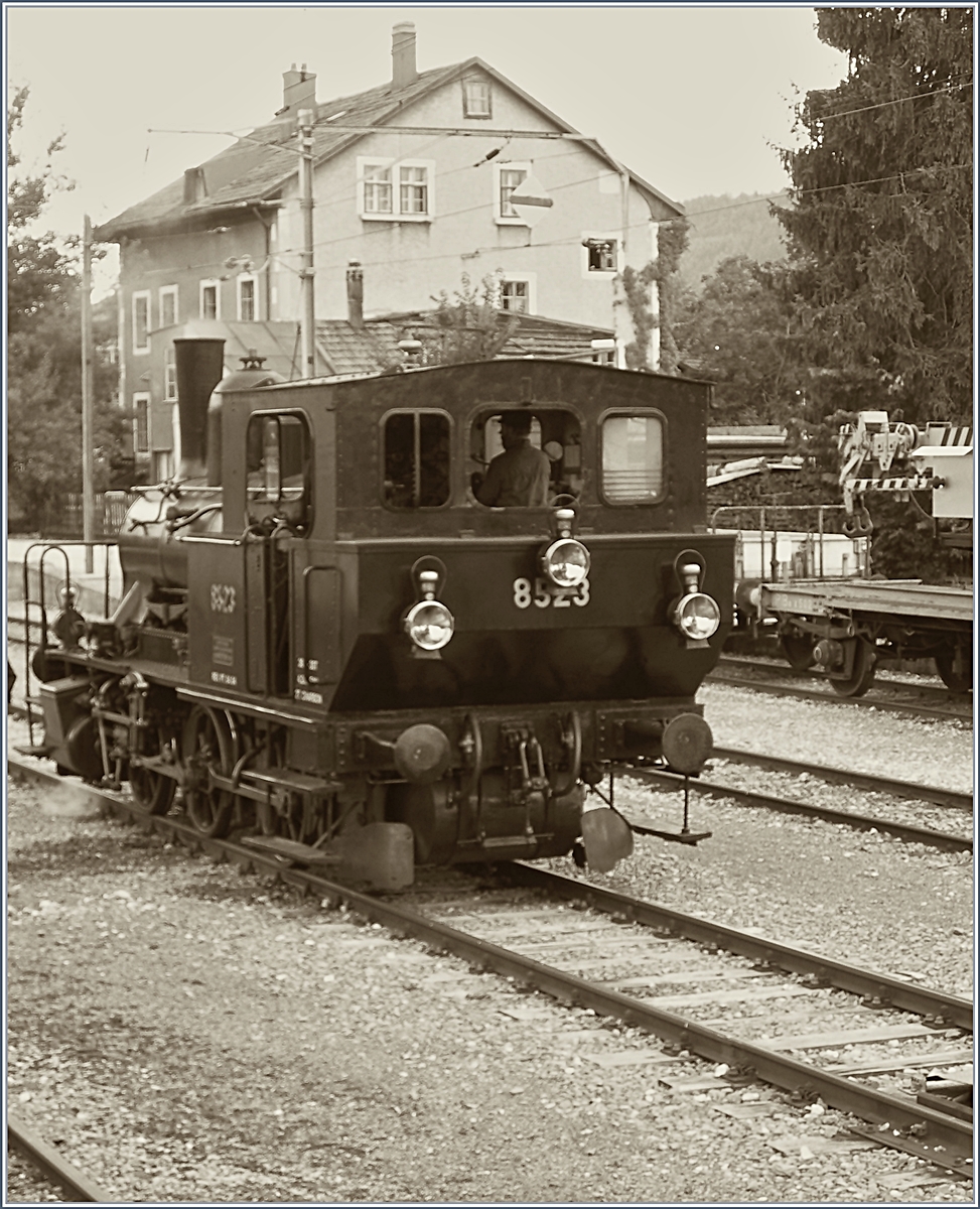 Trotz Digital-Technik überzeugt das Bild nicht durch seine Qualität, aber durch den  historischen  Charakter, entstand es doch im  alten  Bahnhof von Le Brassus, der zwischenzeitlich durch einen neuen, an anderer Stelle, ersetzt wurde.
E 3/3 8523 auf Extrafahrt in Le Brassus.
23. Juli 2006