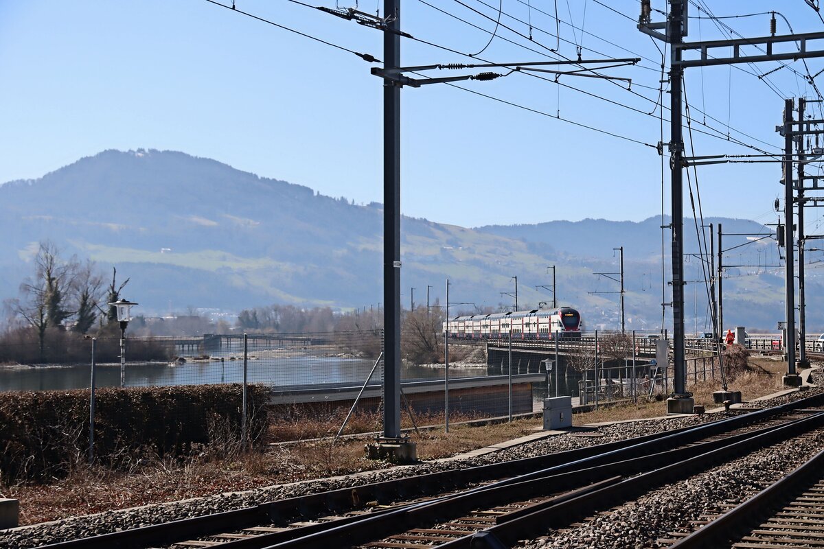 Ueber den Seedamm Rapperswil - Pfäffikon SZ: Zug 511 001 entfernt sich über den Seedamm Richtung Pfäffikon SZ. 5.März 2025 

