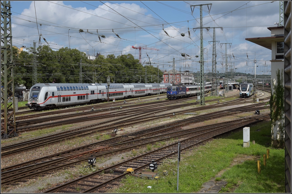 Überraschung in Singen. Es wird offensichtlich Ernst mit den Westbahn-Kiss auf der Gäubahn. 93 85 4110 012-0 CH-DB fährt von Schaffhausen nach Singen ein. August 2020. Symbolträchtig fahren nunmehr die Re 4/4 II 11383 mit IC-Wagen und der unzuverlässige Twindexx IC2 mit 147 aus, während der KISS-IC einfährt.