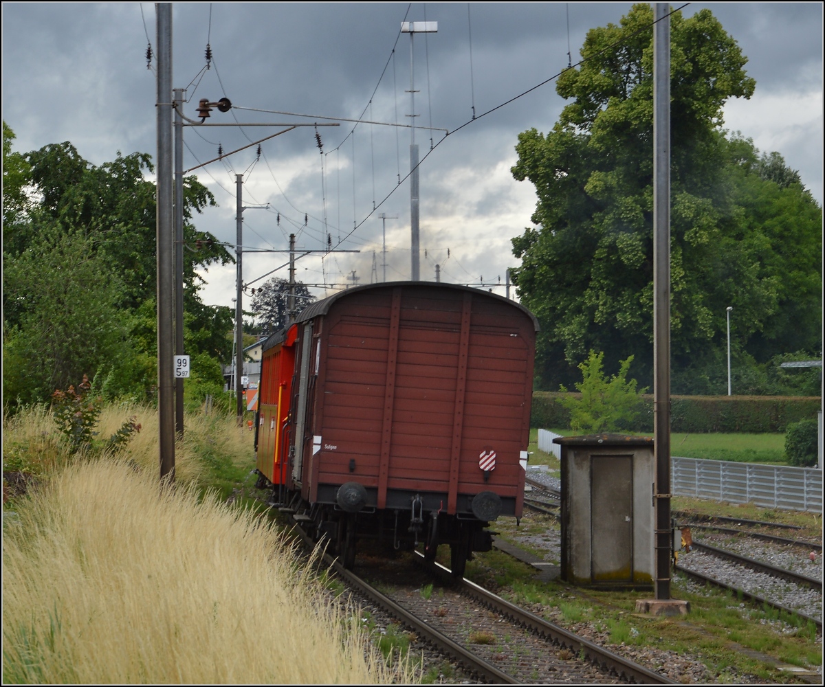 Uferdampffahrten mit der MThB 3.

Der historische gedeckte Güterwagen der ehemaligen Bodenseetoggenburgbahn hängt am Zugschluss der Sonderfahrt auf der Seelinie. Kreuzlingen, Juni 2014.