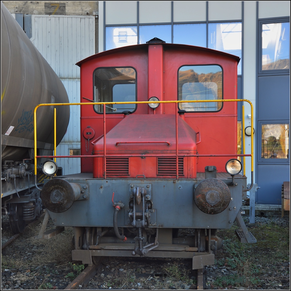 Unser Spitzm�uschen leidet gerade unter Kupplungsschmerzen und hat sich in die Ecke verkrochen... Zum Trost gibt es bald eine grosse Nummer mit Tm 98 85 5 230 477-2 CH-?. Sargans, November 2015.