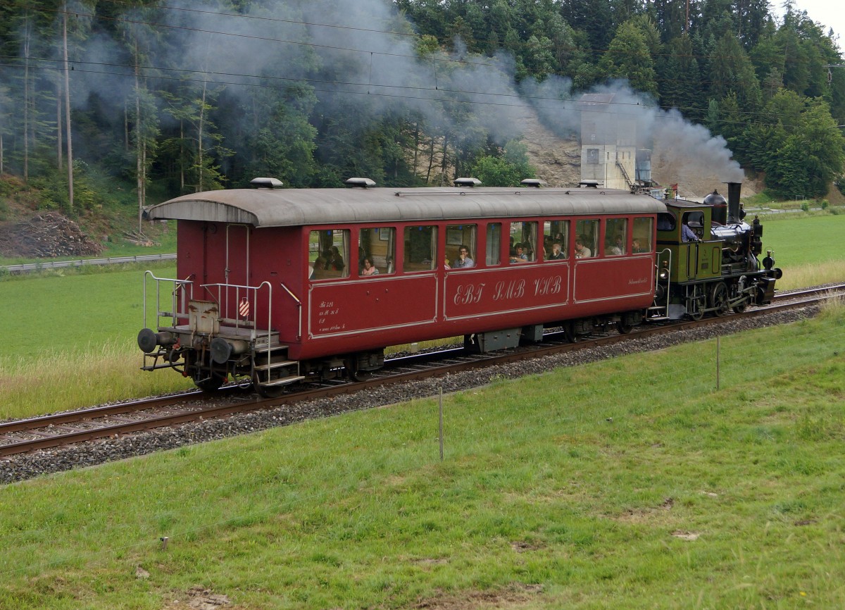 VDBB: Sonderzug mit der Ed 3/3 3 + Bi bei Griesbach (Sumiswald) am 20. Juni 2015. Der Dampfzug befährt den Streckenabschnitt Sumiswald-Huttwil, wo der Bahnbetrieb längst auf Busse umgestellt wurde.
Foto: Walter Ruetsch