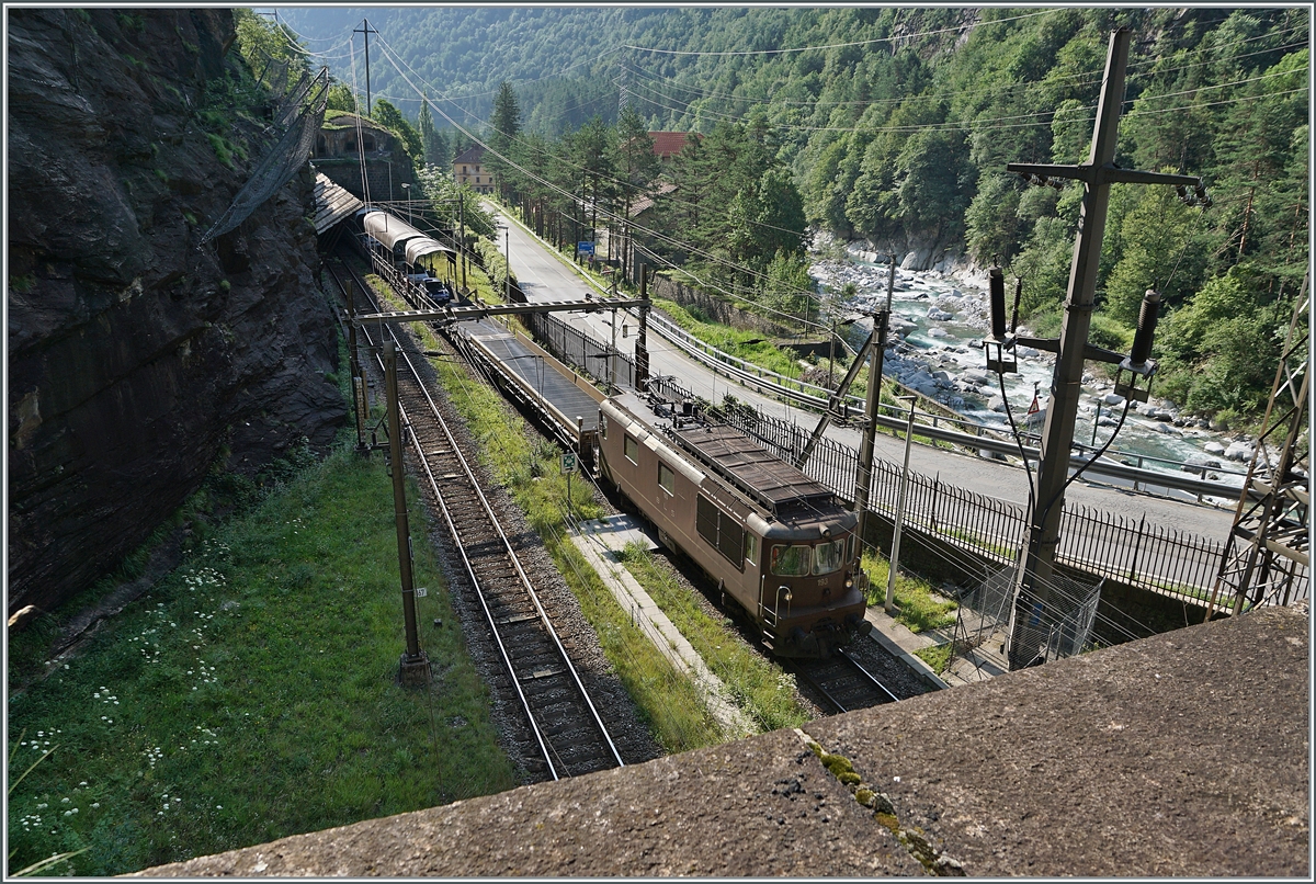 Viele Jahre lange lackierte die FS ihre E-Loks braun. Doch nun sind die BLS Re 4/4 wohl die letzten brauen Loks, die noch für eine kurze Zeit in Italien im planmässigen Betrieb beobachtet werden können... Die BLS Re 4/4 193 hat mit ihrem Autozug Iselle verlassen und wird gleich in den 19803 Meter langen Simplontunnel einfahren.
(Das Bild wurde weder ausgerichtet noch entzerrt)

21. Juli 2021