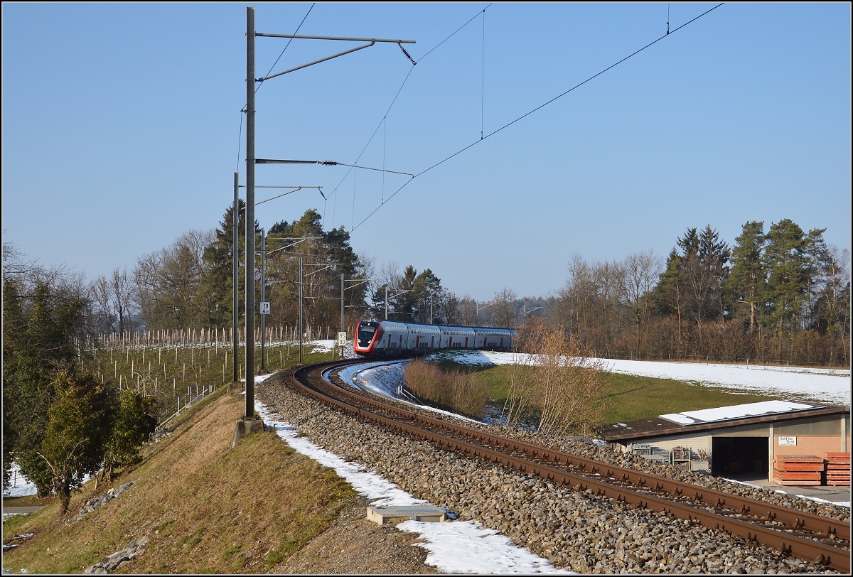 Völlig überrascht wurde ich vom Phantom der SBB, von RABe 502 203-8 bei Ossingen. Eigentlich wollte ich nach einem Standort für die Thurbrücke schauen, aber der TWINDEXX testete erst mal mein Reaktionsvermögen... Januar 2016. 