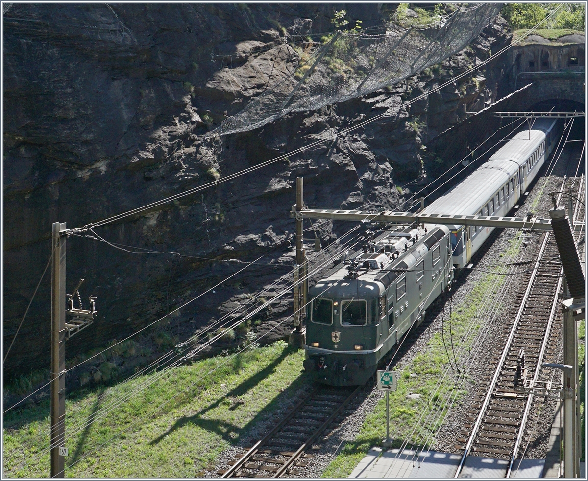 Von der Strecke Brig Iselle gibt es fast keine Strecken Aufnahme, allein schon aus dem Grund, da praktisch die gesamte Strecke im Simplontunnel liegt. Doch auf dem Wanderweg von Iselle nach Trasquera entdeckte ich eine interessante Fotostelle, direkt auf dem Südportal des Simplontunnels. Die SBB Re 4/4 II 11161 wird mit dem IR 3218 von Iselle nach Brig (Baubedingte Simplonsperre Iselle-Domodossoala) gleich in 19803 Meter langen Simplontunnel einfahren. Dieser Streckenabschnitt, bereits in Italien gelegen, gehört bis in den 169 Meter langen Tunnel von Iselle der SBB.

19. August 2020