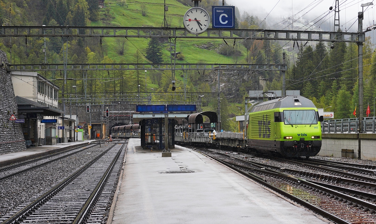 Vor dem dritten Autozug durch den Lötschbergtunnel waren am 07.05.2024 465 002 und 007 im Sandwich eingesetzt, mit der 465 002 an der Spitze trifft dieser Zug in Goppenstein ein