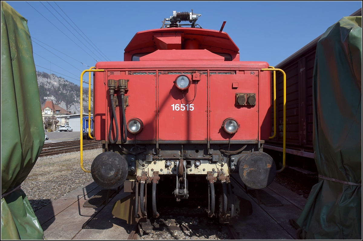 Vor dem Schneidbrenner gerettet, harrt Ee 3/3 II 16515 in Balsthal der Dinge, die da kommen. März 2022. 

Mit Gruss an beiden Retter der Maschine.