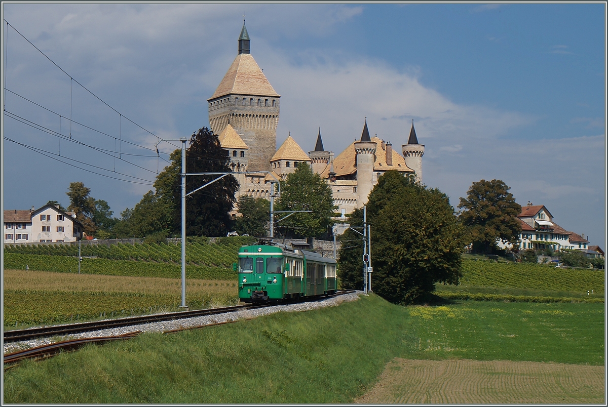 Vor der Kulisse des Château de Vufflens fährt der Be 4/4 N° 14 mit seinem Reginalzug 125 Morges entgegen.
8. Sept. 2014
  