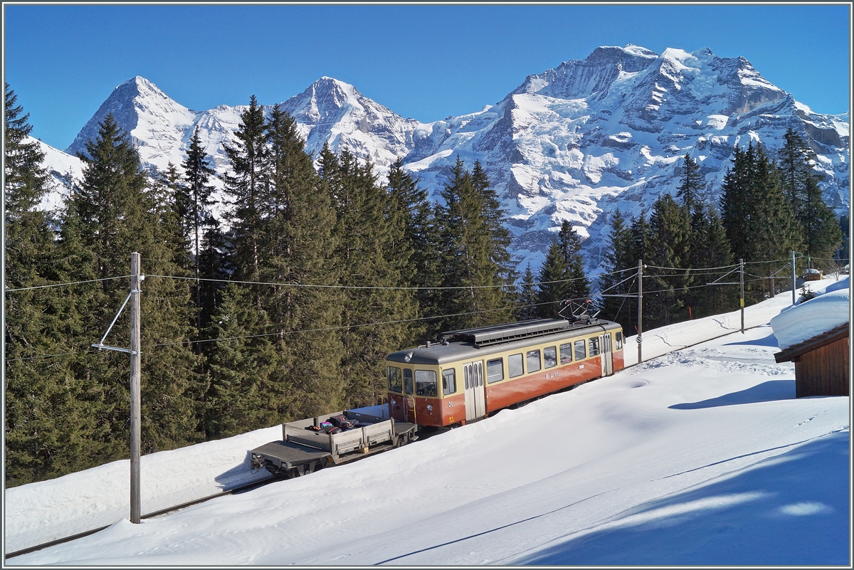 Vor der Kulisse von Eiger Mönch und Jungfrau fährt der BLM Regionalzug Richtung Mürren.
9. März 2014
