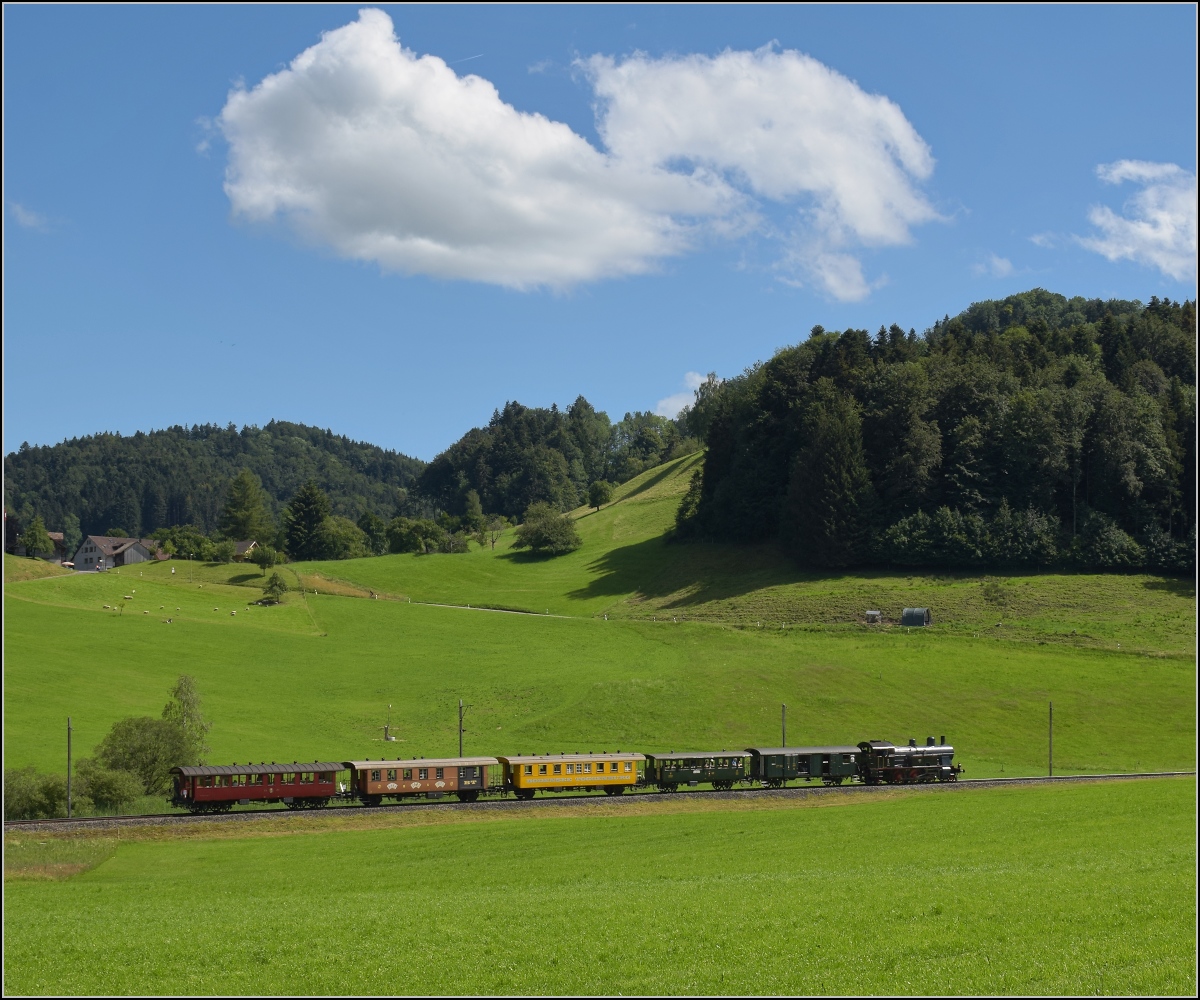 Vorbeifahrt der Eb 3/5 9 der Bodensee-Toggenburg-Bahn mit ihrem wunderbaren Personenzug an Hofschür. Juli 2020. Die obligatorische Fotowolke war gnädig und warf sich rechtzeitig auf die Seite...