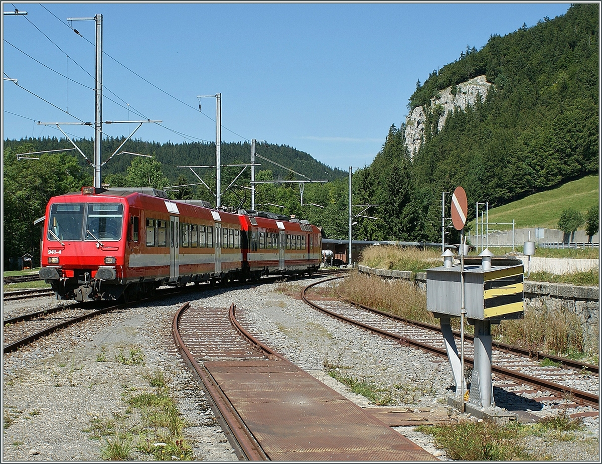 Während des Umbaus der Travys NPZ zu Domino war der CJ RBDe 560 mit Bt im Valée de Joux unterwegs. Hier erreicht er den Bahnhof Le Pont.
5. August 2009