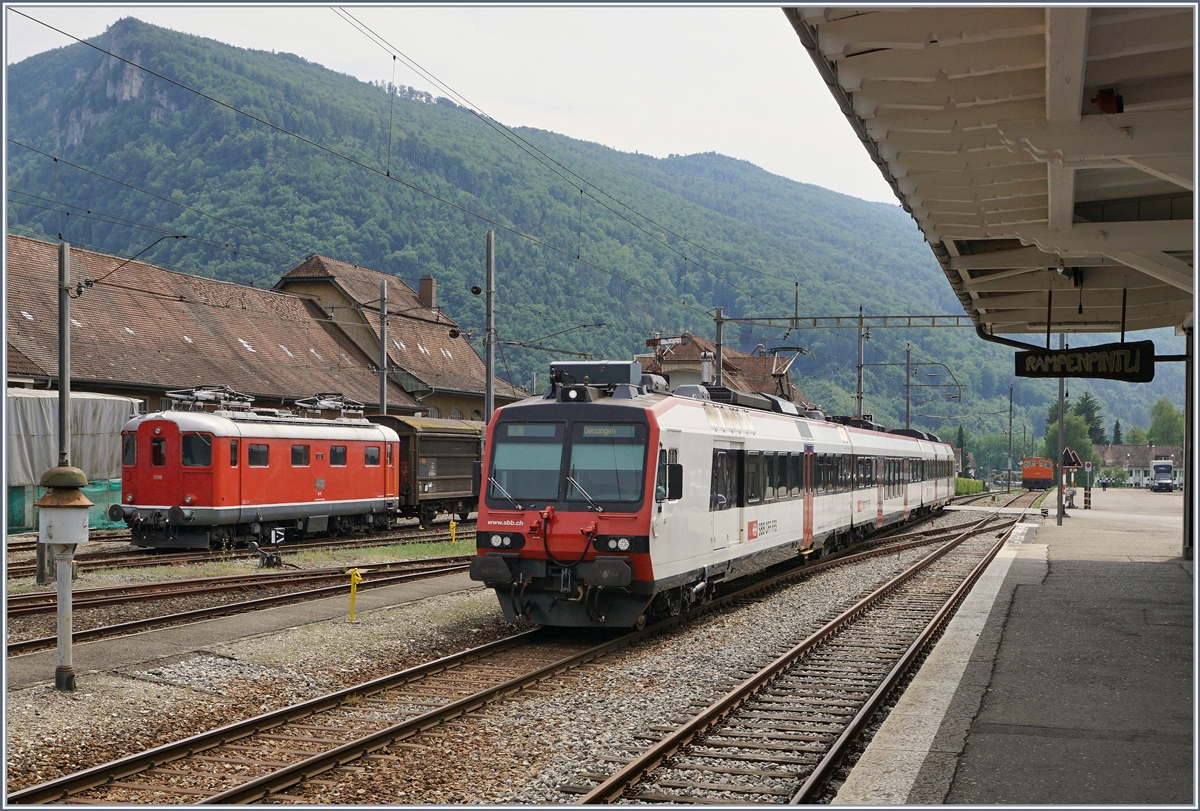 Während im Hintergrund die Re 4/4 I 10016 abgestellt auf ihren nächsten Einsatz wartet, Erreicht ein RBDe 560 mit B und ABt Balsthal. 

22. Juni 2016