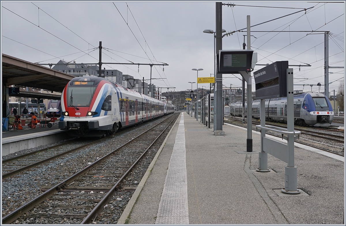 Während die Léman Express Strecken (Coppet) - Annemasse Evain und St-Gervais Les Bains le Fayet mit Z 31515 M (Coradia Polyvalent régional tricourant) betreiben werden, kommen auf der Strecke (Coppet) - Annemasse - Annecy SBB LEX RABe 522 zum Einsatz. 
Im Bild der SBB LEX RABe 522 223 und 522 232 in Annecy, bereit zur Rückfahrt nach Coppet.

13. Feb. 2020
