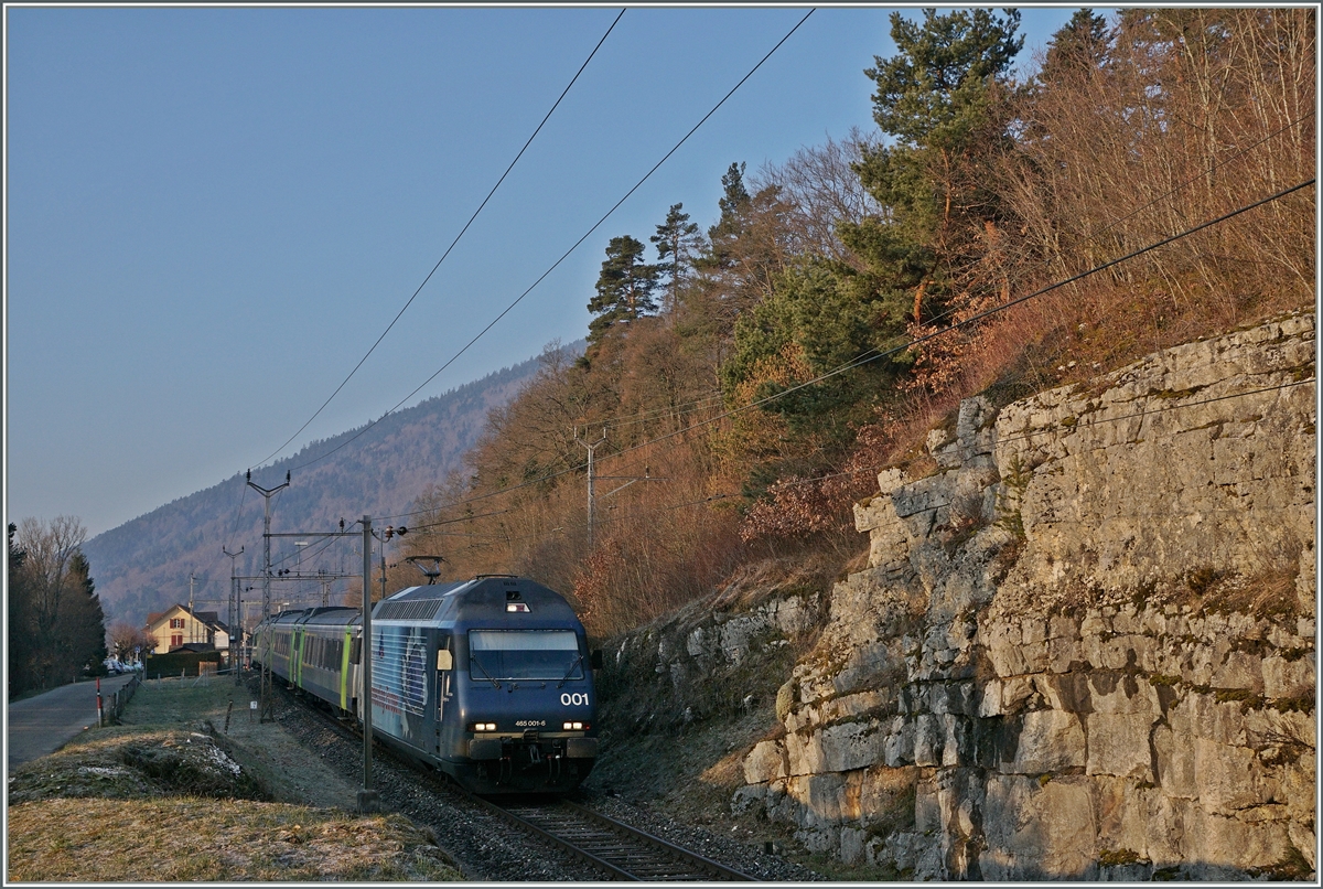 W�hrend man in den Alpen und im Schwarzwald bei n�tiger Streckenverl�ngerungen zur �berwindung von Steigungen Kehrtunnel baute, grif man im Jura hin und wieder auf die g�nstiger Variante von Spitzkehren zur�ck. Hier als Beispiel der Bahnhof Chambrelien an der Strecke Neuchatel - La Chaux de Fonds. Die BLS Re 465 001-6 verl�sst mit ihrem RE La Chaux de Fonds - Bern in Chambrelien Richtung Neuch�tel.
18. M�rz 2016