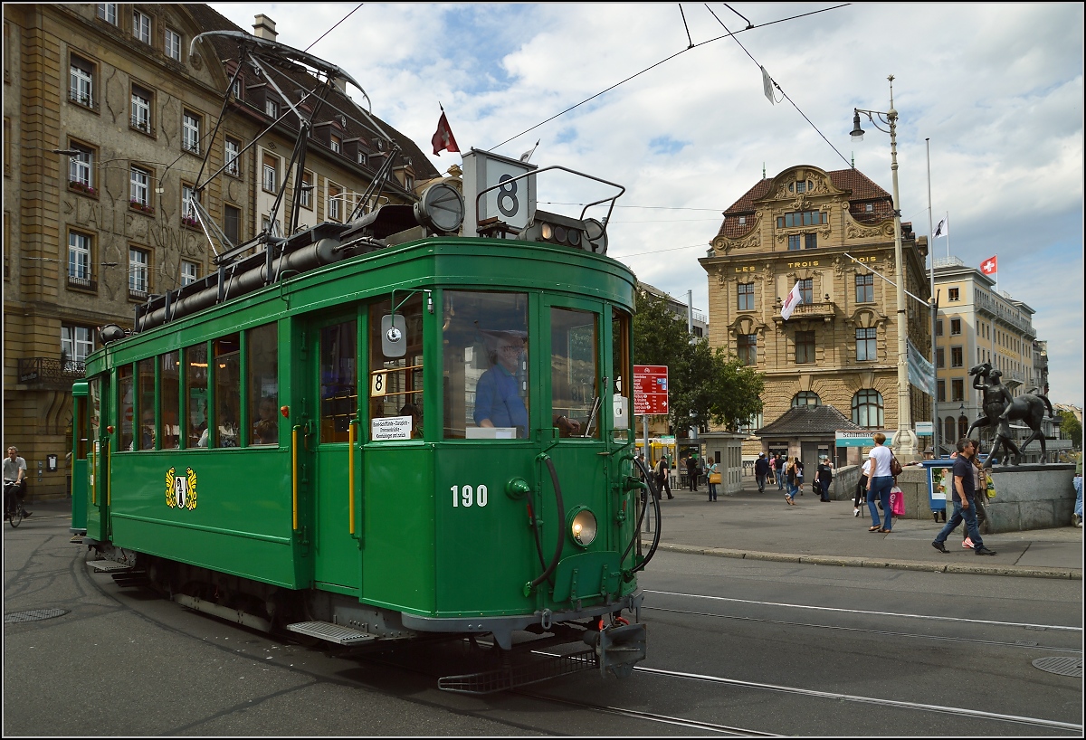 Wagen 190 fährt von der Innenstadt auf die mittlere Rheinbrücke in Basel. September 2015.