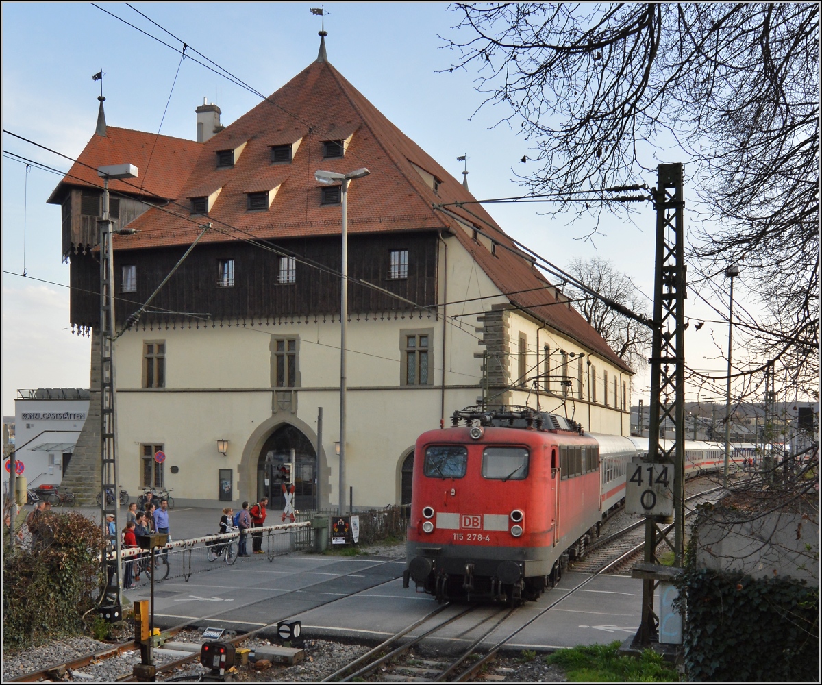 Wahrscheinlich der letzte Planeinsatz von 110 278-4 in die Grenzstadt Konstanz. Rückfahrt zur Abstellung des IC Bodensee nach Singen. Hier vor dem Konzilsgebäude in Konstanz. März 2013.