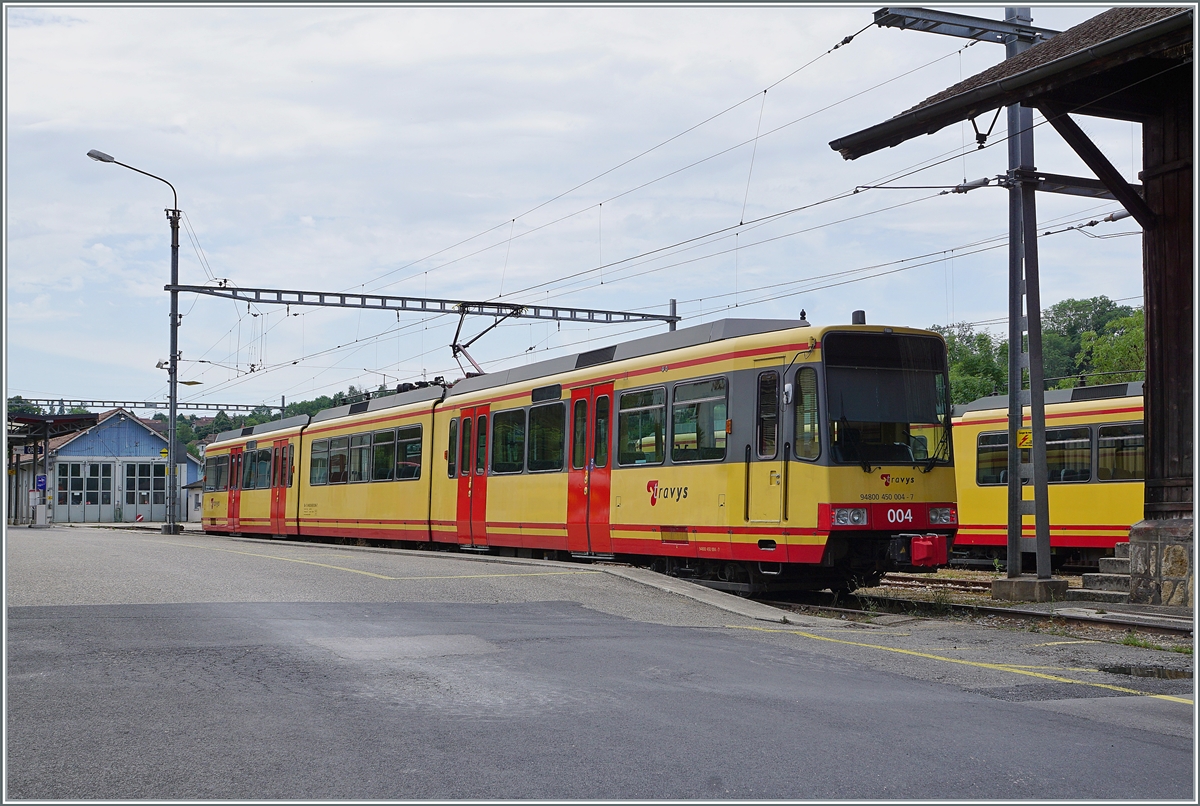  Wann fährt der nächste Zug?  Diese Frage konnte am Bahnhof von Orbe lange Zeit nicht beantwortet werden, doch nun steht der OC / TRAVYS Be 4/8 004 (94 80 0450 004-7) aufgebügelt in Orbe und wird vorbereitet, um als Regionalzug 26945 um 12:47 nach Chavornay zu fahren. Somit ist er nach langen Monaten der erste planmässige Reisezug überhaupt! Die auch Deutschland bekannte Orbe-Chavonray Bahn - Stichwort BDe 4/4 N° 13 der Buckower Kleinbahn - konnte für den defekten Stadler Be 2/2 14 bei der AVG die beiden GT8-100C/26 819 und 820 erwerben, die nun auf der OC als Be 4/8 zum Einsatz kommen. 

4. Juli 2022